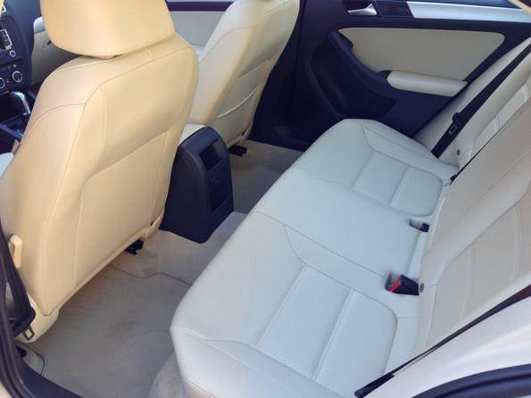 2013-vw-jetta-hybrid-backseat-600-001
