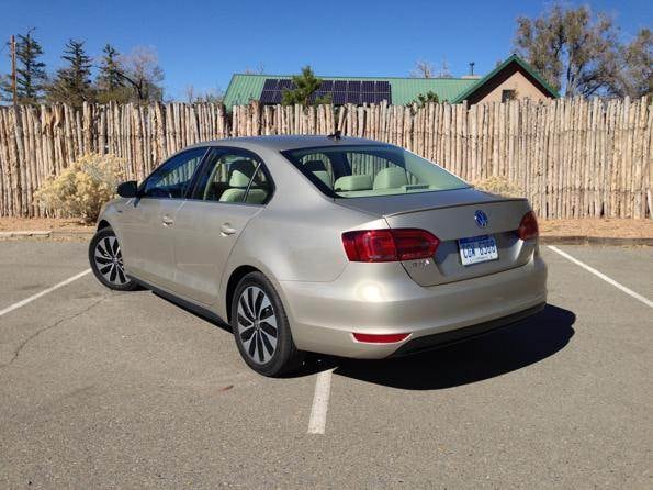 2013-vw-jetta-hybrid-rearthreequarter-600-001