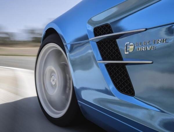 2014-mercedes-benz-amg-sls-e-cell-side-badge-detail-600-001