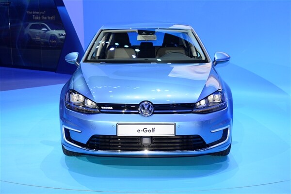 2015 Volkswagen e-Golf debuts in Los Angeles 5