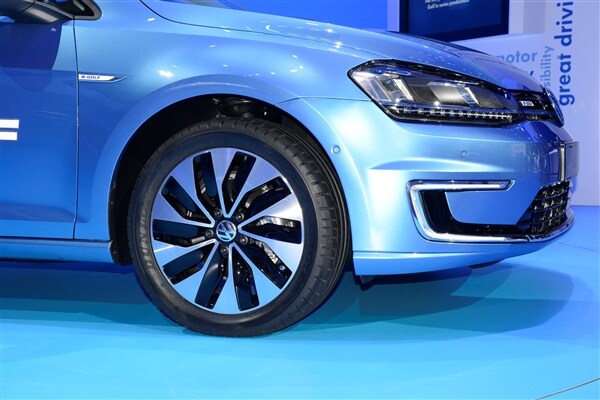 2015 Volkswagen e-Golf debuts in Los Angeles 8