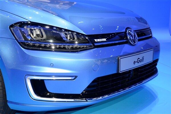 2015 Volkswagen e-Golf debuts in Los Angeles 9
