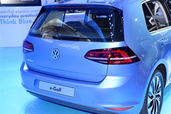 2015 Volkswagen e-Golf debuts in Los Angeles 10
