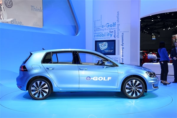 2015 Volkswagen e-Golf debuts in Los Angeles 3