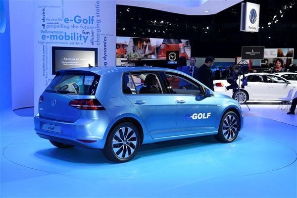 2015 Volkswagen e-Golf debuts in Los Angeles 7