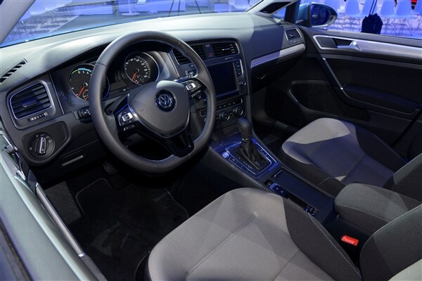 2015 Volkswagen e-Golf debuts in Los Angeles 12