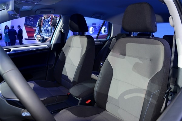 2015 Volkswagen e-Golf debuts in Los Angeles 13