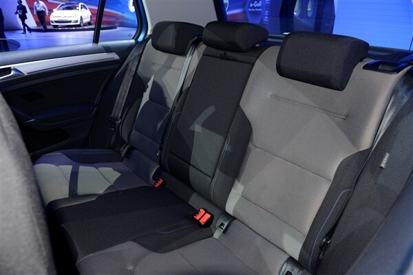 2015 Volkswagen e-Golf debuts in Los Angeles 14
