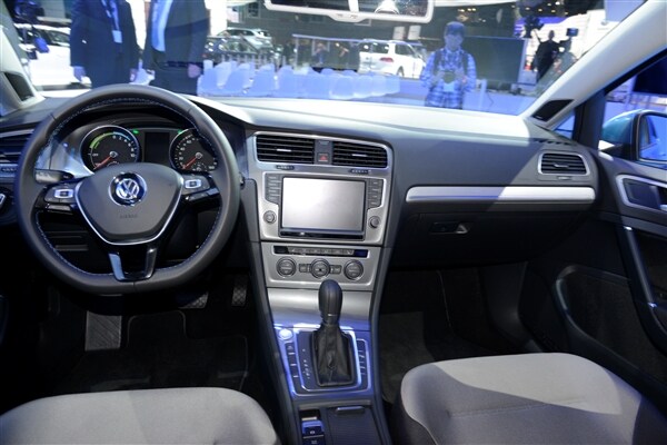 2015 Volkswagen e-Golf debuts in Los Angeles 11