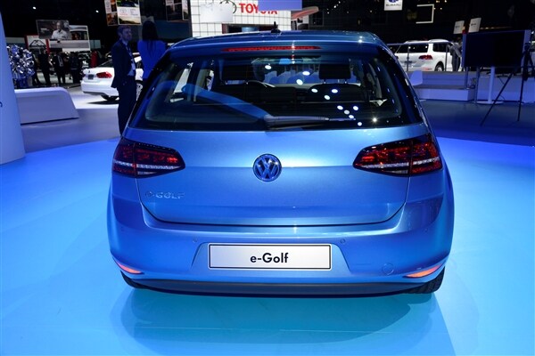 2015 Volkswagen e-Golf debuts in Los Angeles 6