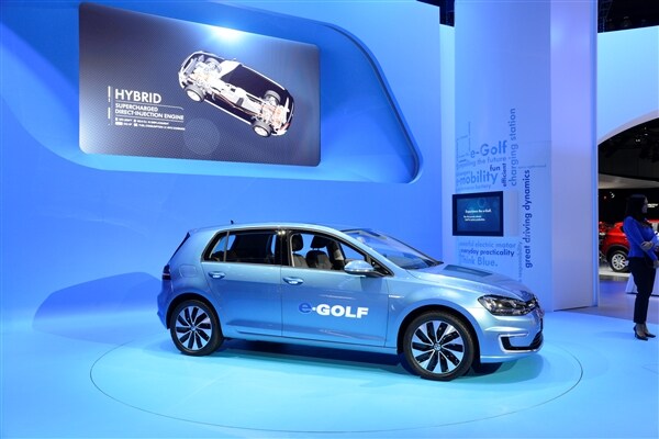 2015 Volkswagen e-Golf debuts in Los Angeles 1