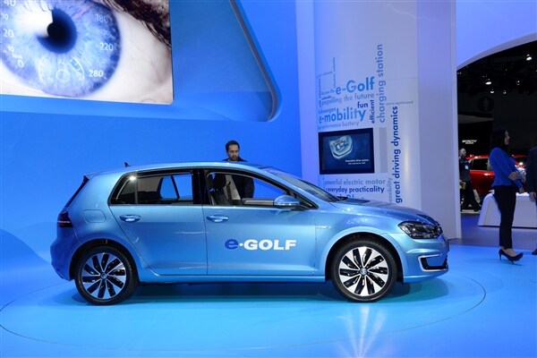 2015 Volkswagen e-Golf debuts in Los Angeles 2