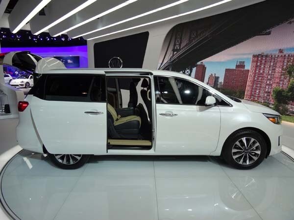 2015 Kia Sedona: Minivan Cool - Kelley Blue Book