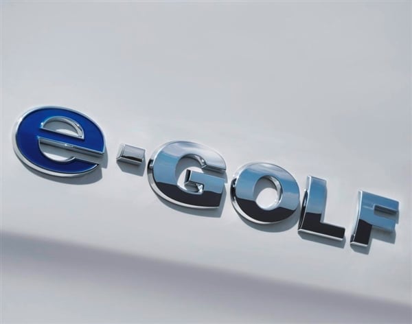 2015 Volkswagen e-Golf debuts in Los Angeles 26