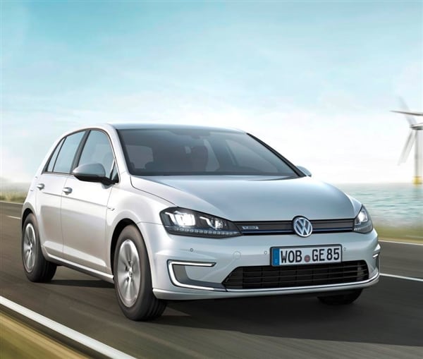2015 Volkswagen e-Golf debuts in Los Angeles 16