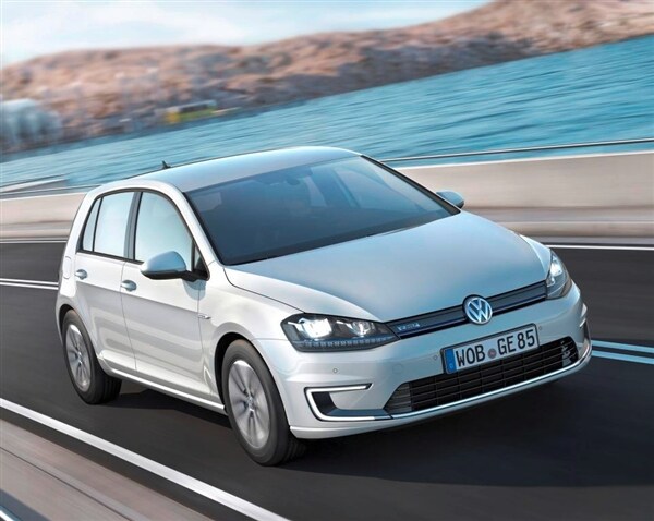 2015 Volkswagen e-Golf debuts in Los Angeles 17