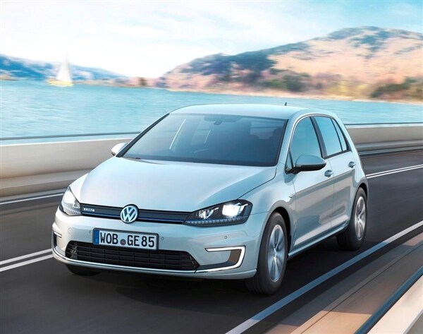 2015 Volkswagen e-Golf debuts in Los Angeles 18