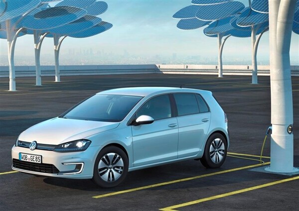 2015 Volkswagen e-Golf debuts in Los Angeles 20