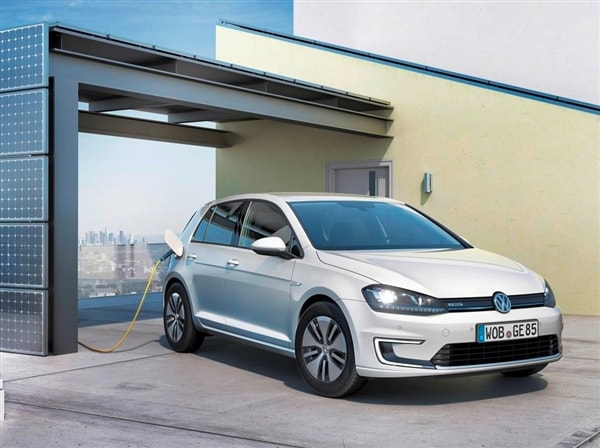 2015 Volkswagen e-Golf debuts in Los Angeles 21