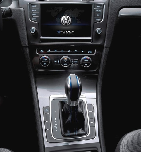2015 Volkswagen e-Golf debuts in Los Angeles 30