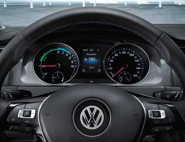 2015 Volkswagen e-Golf debuts in Los Angeles 28
