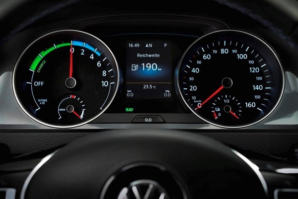 2015 Volkswagen e-Golf debuts in Los Angeles 29