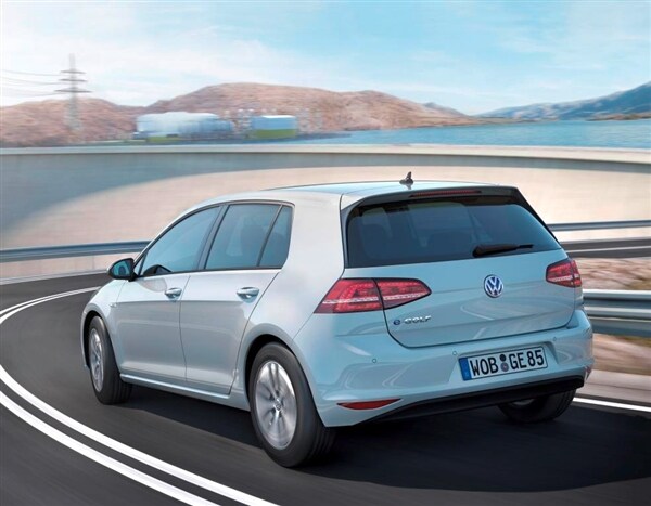 2015 Volkswagen e-Golf debuts in Los Angeles 22