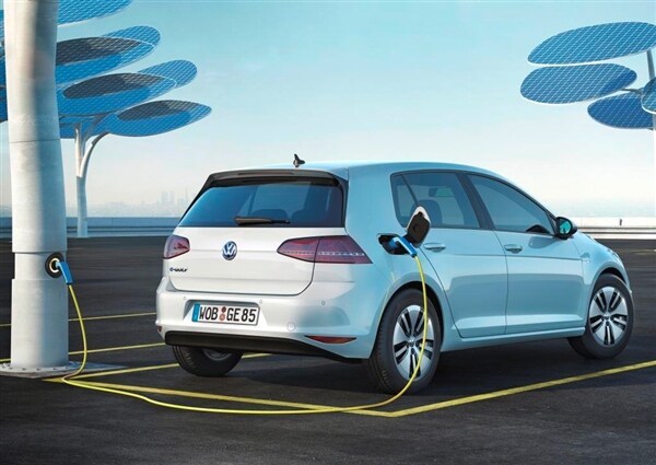2015 Volkswagen e-Golf debuts in Los Angeles 23