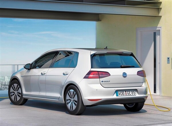 2015 Volkswagen e-Golf debuts in Los Angeles 24