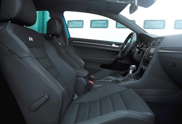 2015 Volkswagen Golf R makes U.S. debut in Detroit 34
