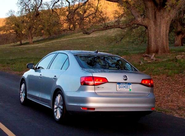 2015 Volkswagen Jetta pricing starts at $17,035 - Kelley Blue Book