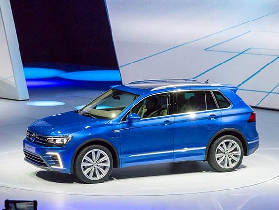 2017 Volkswagen Tiguan First Look: Volkswagen's Compact SUV Has a Whole ...